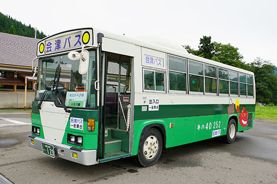 只見線カラーバスのラッピングデザイン