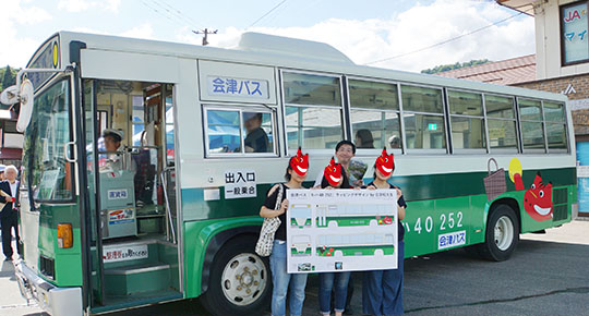 只見線カラーバスのラッピングデザイン
